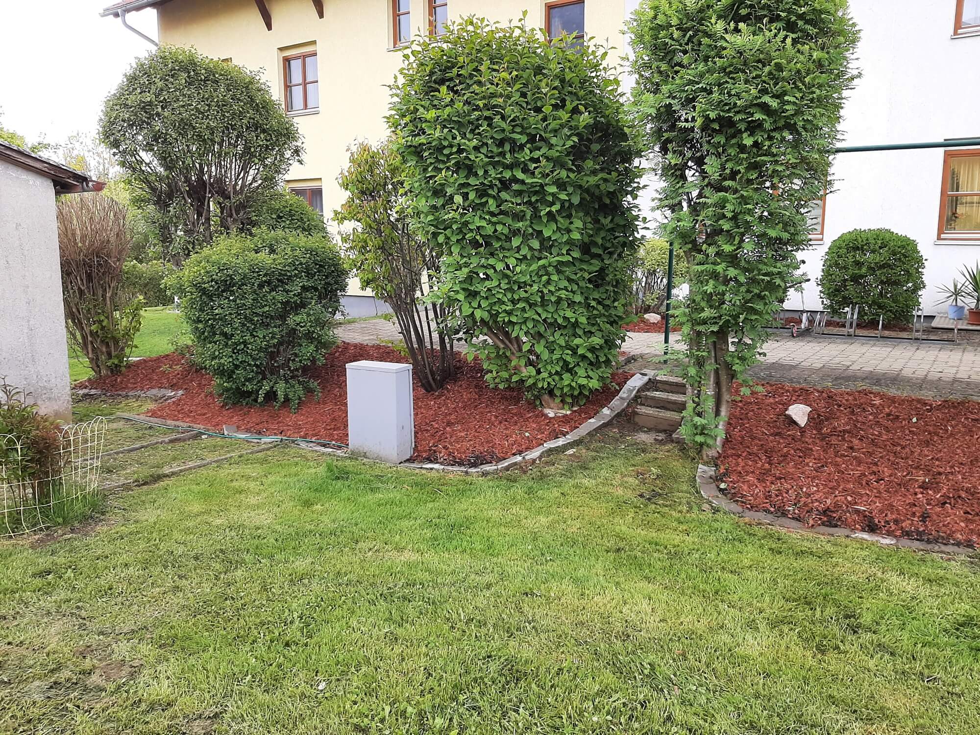 Team bei der Gartenpflege