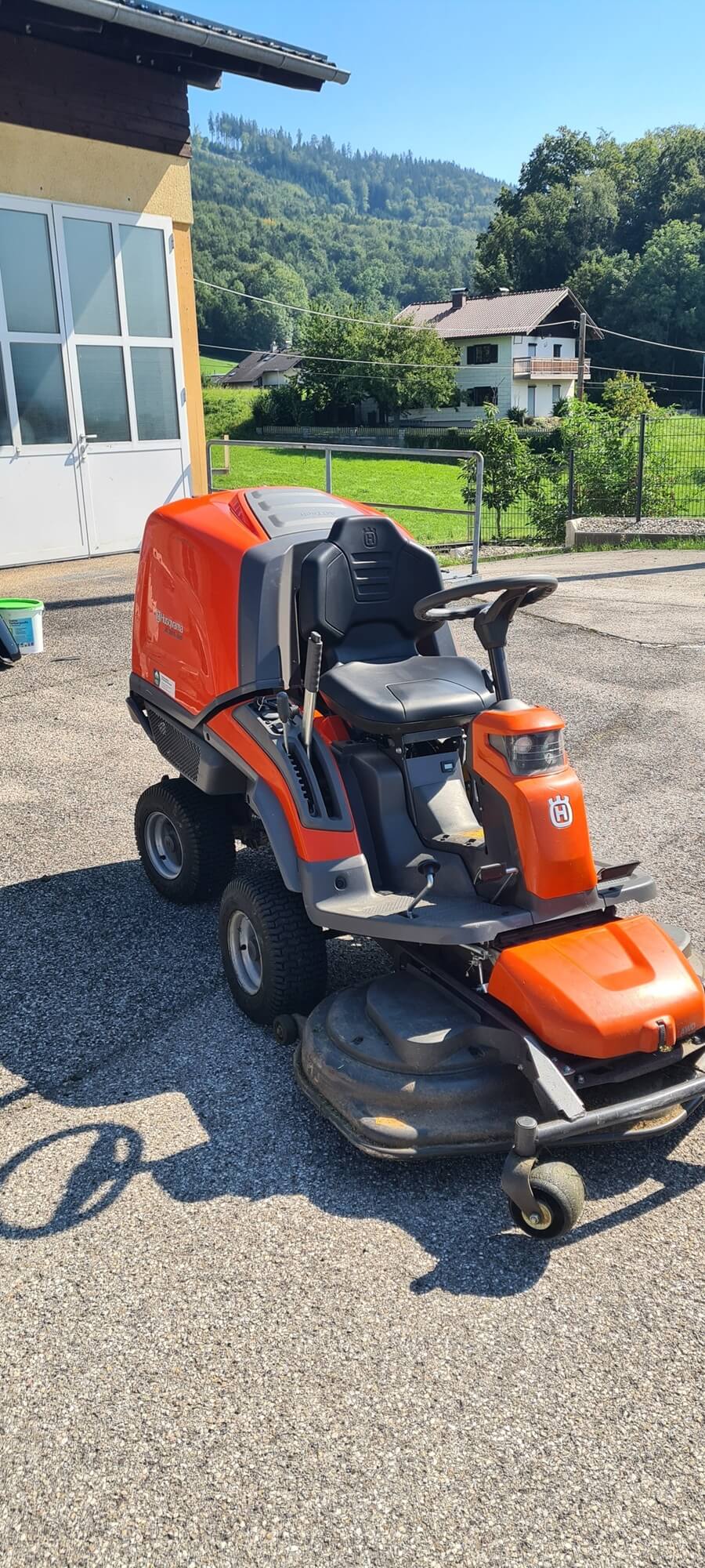 Baumschnitt in einer Wohnanlage